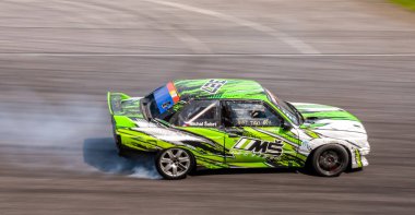 Pistte dumanlı araba yarışı