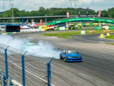 Pistte dumanlı araba yarışı