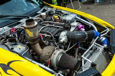 Pistte dumanlı araba yarışı