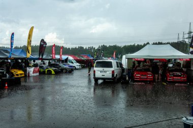 Pistte dumanlı araba yarışı