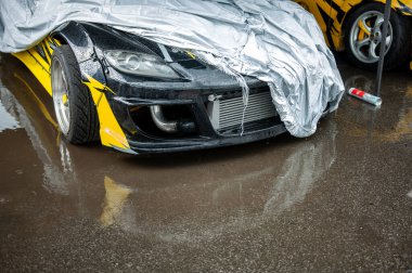 Pistte dumanlı araba yarışı