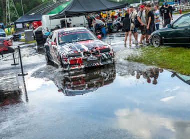 Pistte dumanlı araba yarışı