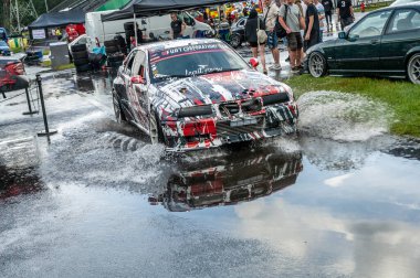 Pistte dumanlı araba yarışı