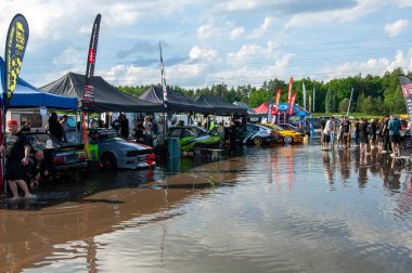 Pistte dumanlı araba yarışı