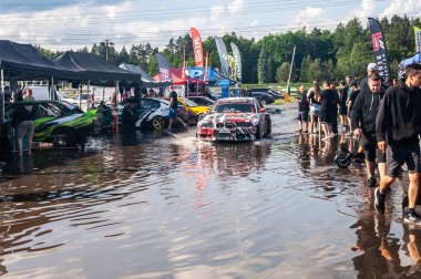 Pistte dumanlı araba yarışı