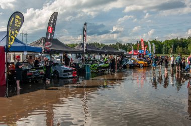 Pistte dumanlı araba yarışı