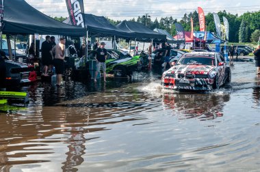 Pistte dumanlı araba yarışı