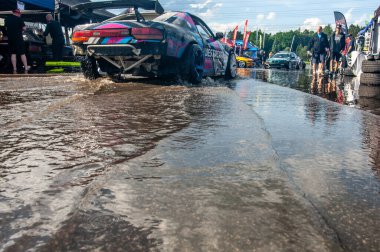 Pistte dumanlı araba yarışı