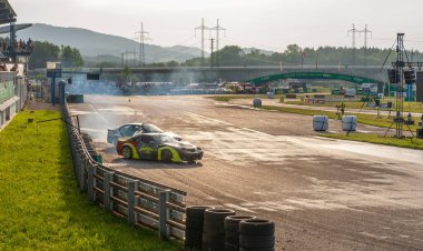 Pistte dumanlı araba yarışı