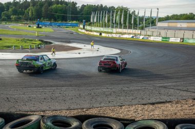 Pistte dumanlı araba yarışı