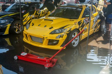 Pistte dumanlı araba yarışı