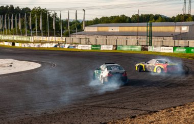 Pistte dumanlı araba yarışı