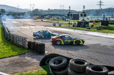 Pistte dumanlı araba yarışı