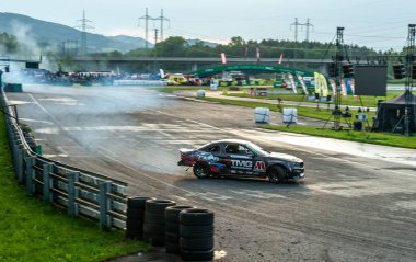 Pistte dumanlı araba yarışı