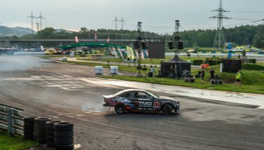 dumanlı araba yarışı