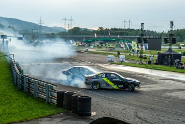 dumanlı araba yarışı