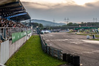 dumanlı araba yarışı