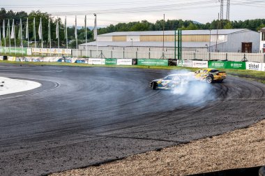 dumanlı araba yarışı