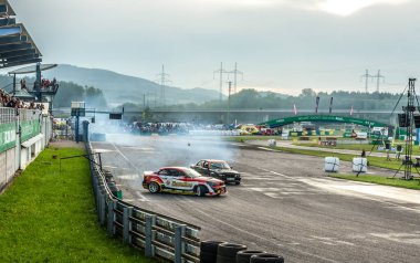 dumanlı araba yarışı