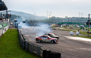 dumanlı araba yarışı