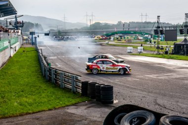 dumanlı araba yarışı