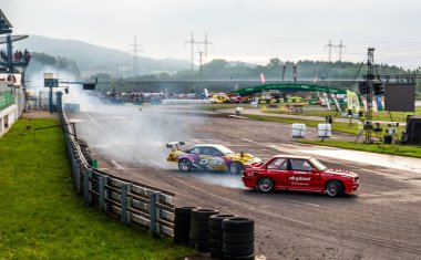 dumanlı araba yarışı