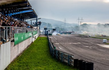 dumanlı araba yarışı