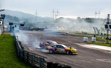 dumanlı araba yarışı