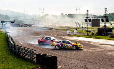 dumanlı araba yarışı