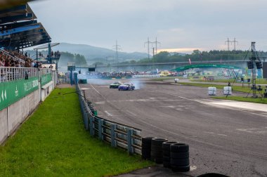 dumanlı araba yarışı