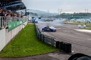 dumanlı araba yarışı