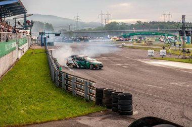 dumanlı araba yarışı