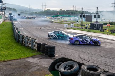 dumanlı araba yarışı