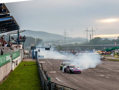 dumanlı araba yarışı