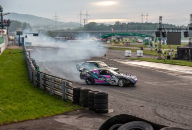 dumanlı araba yarışı