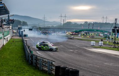 dumanlı araba yarışı