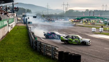 dumanlı araba yarışı