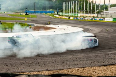 dumanlı araba yarışı