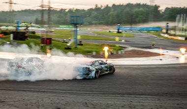 dumanlı araba yarışı