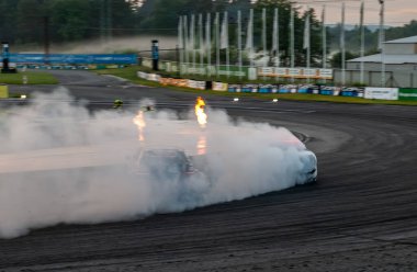 dumanlı araba yarışı