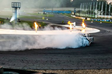 dumanlı araba yarışı