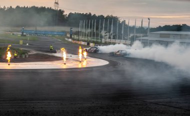 dumanlı araba yarışı