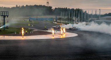 dumanlı araba yarışı