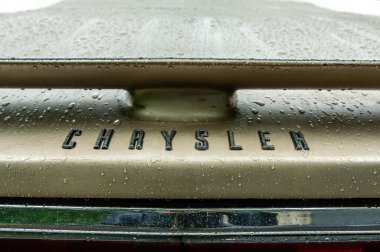 Parkta arka arkaya park etmiş arabalar.