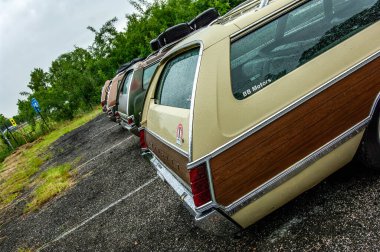 Parkta arka arkaya park etmiş arabalar.