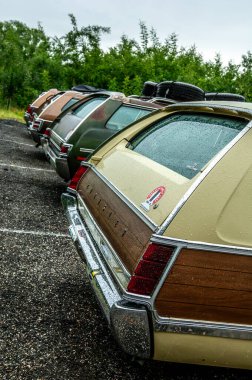 Parkta arka arkaya park etmiş arabalar.