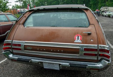 Parkta arka arkaya park etmiş arabalar.