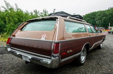 Parkta arka arkaya park etmiş arabalar.