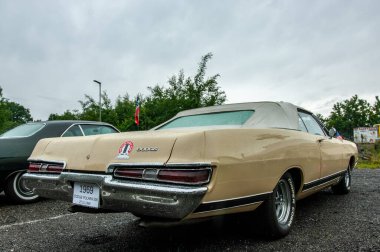 Parkta arka arkaya park etmiş arabalar.