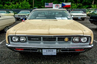 Parkta arka arkaya park etmiş arabalar.